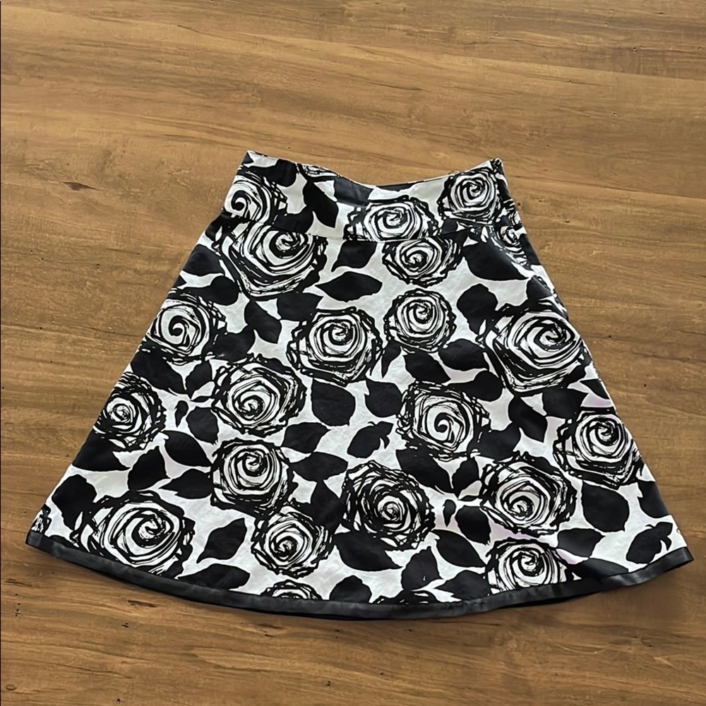 Black and White A-Line Knee-Length Lined Skirt